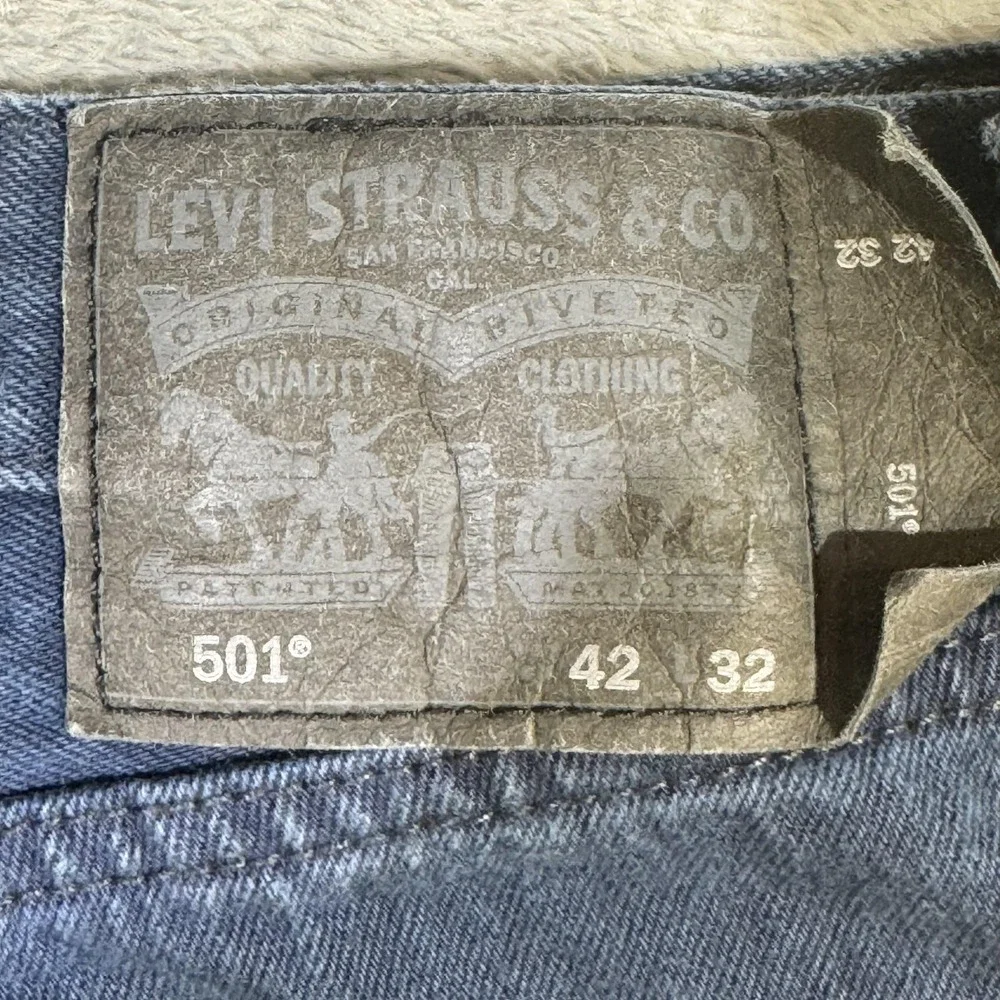 Levis 501 Jeans Mens 42x32 Blue Button Fly Straight Leg Denim Classic Dark Wash
